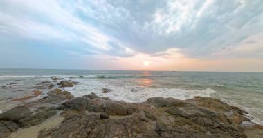 Ventura sahilinde akşamları dramatik bulutlarla gün batımının videosu.