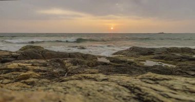 Denizde gün batımının zamanı dramatik bulutlarla ve akşamlarla
