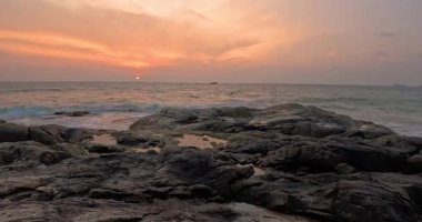 Akşamları dramatik bulutlarla birlikte gün batımının zamanı.