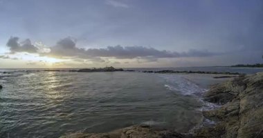 Ventura sahilinde gün batımının zamanı. Akşamları dramatik bulutlar.