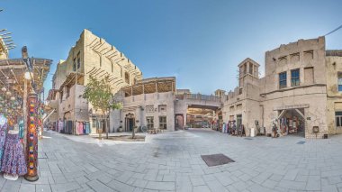 Dubai 'nin tarihi mimarisi. Dar sokakları olan, görülemeyen insanlar.