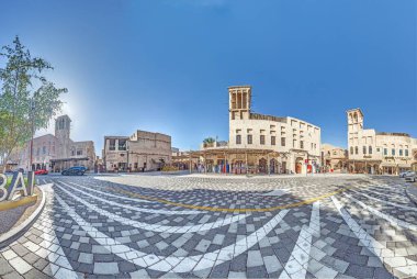 Dubai 'nin tarihi mimarisi. Dar sokakları olan, görülemeyen insanlar.