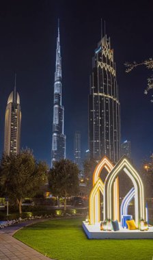 Yazın ünlü Dubai gökyüzü manzaralı aydınlık bir park.