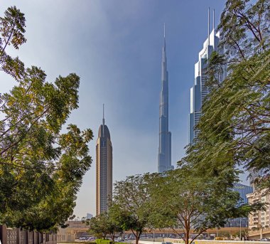 Dubai şehir merkezinin modern ufuk çizgisi yazın aydınlık ışığında