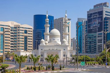 Gündüz vakti Dubai kentindeki modern gökdelenler arasındaki beyaz cami