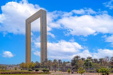 Dubai Çerçeve Anıtı Gün boyunca palmiye ağaçları ve mavi gökyüzü