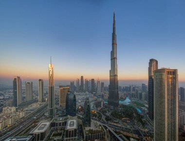 Yazın gün batımında ünlü Dubai silueti