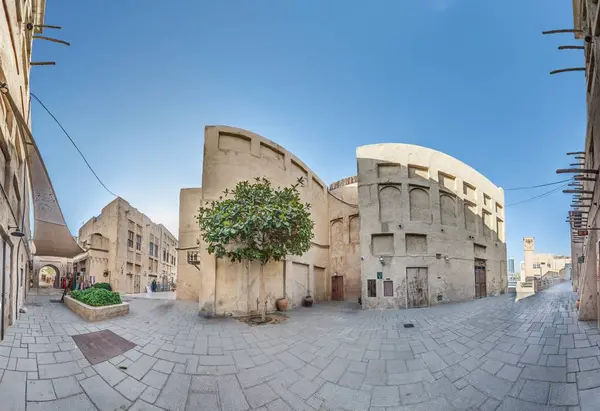 Dubai 'nin tarihi mimarisi. Dar sokakları olan, görülemeyen insanlar.