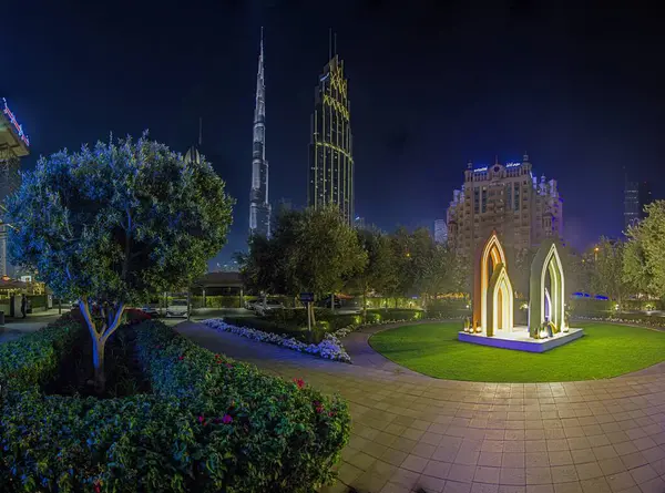 Yazın ünlü Dubai gökyüzü manzaralı aydınlık bir park.