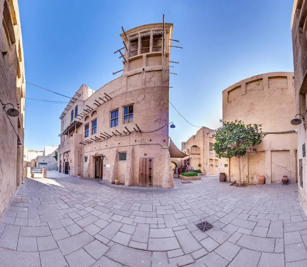 Dubai 'nin tarihi mimarisi. Dar sokakları olan, görülemeyen insanlar.