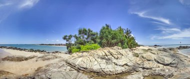 Yazın Sri Lanka 'da kayalar ve turkuaz okyanusla güneşli tropikal plajlar