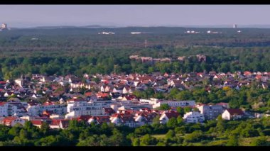Moerfelden Walldorf 'un üzerinde hava aracı tepsisi ve hava alanı baharda gün batımında.