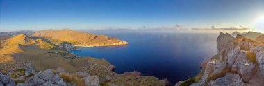 Kaptan Formentor ve Mallorca körfezi üzerinde açık mavi gökyüzü altında geniş panoramik manzara