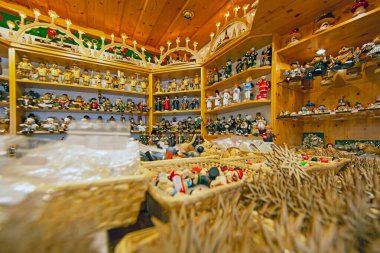 Seiffen Erzgebirge Almanya 'sında ahşap süslemeli Noel süslemeleri satan bir dükkan.