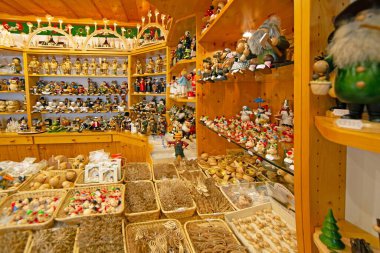 Seiffen Erzgebirge Almanya 'sında ahşap süslemeli Noel süslemeleri satan bir dükkan.