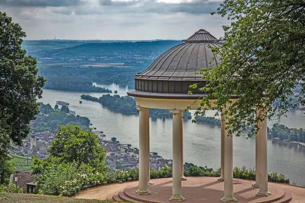 Ruedesheim Almanya yakınlarındaki Ren nehri ve üzüm bağlarına bakan tarihi pavyon. Görünürde kimse yok.