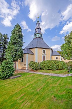 Seiffen Erzgebirge 'deki ünlü barok kilisesi çevresi ağaçlarla çevrili. Görünürde kimse yok.