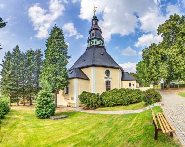 Seiffen Erzgebirge 'deki ünlü barok kilisesi çevresi ağaçlarla çevrili. Görünürde kimse yok.