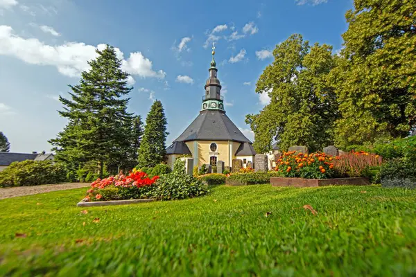 Seiffen Erzgebirge 'deki ünlü barok kilisesi çevresi ağaçlarla çevrili. Görünürde kimse yok.