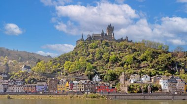 Moselle Nehri 'nin yukarısındaki Reichsburg Şatosu. Altında kasaba ve tepeler var.