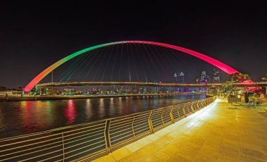 Dubai 'deki Hoşgörü Köprüsü' nün panoramik gece manzarası. Şehir silüeti ve ışıkları var.