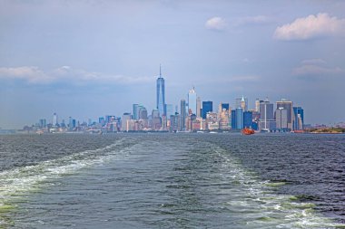 Manhattan 'ın Skyline' ı, Hudson Nehri 'nin karşısındaki feribottan görüldü.