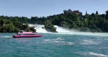 Gündüz vakti İsviçre 'de Ren Şelalesi yakınlarında tekne gezisi.