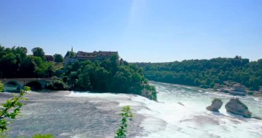 Akşam vakti İsviçre 'de Ren Şelalesi' nin üzerinden geç.