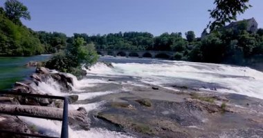 Akşam vakti İsviçre 'de Ren Şelalesi' nin üzerinden geç.