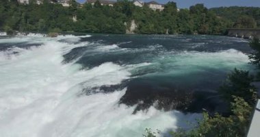 Akşam vakti İsviçre 'de Ren Şelalesi' nin üzerinden geç.