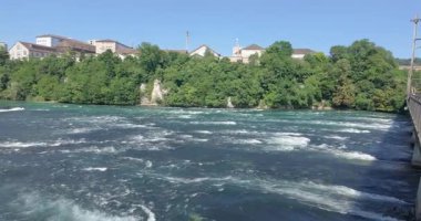 Akşam vakti İsviçre 'de Ren Şelalesi' nin üzerinden geç.