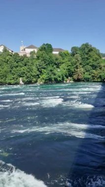 Akşam vakti İsviçre 'de Rhine Şelalesi üzerinde dikey tava