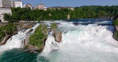 Akşam ışığında panoramik şelale manzaralı Ren Şelalesi üzerinde İHA uçuşu