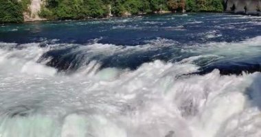 Akşam ışığında panoramik şelale manzaralı Ren Şelalesi üzerinde İHA uçuşu