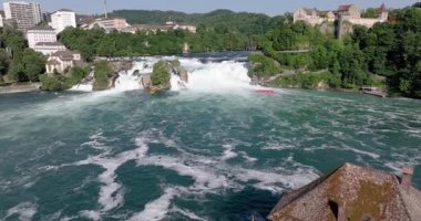 Akşam ışığında panoramik şelale manzaralı Ren Şelalesi üzerinde İHA uçuşu