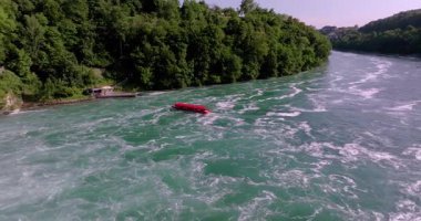 Akşam ışığında panoramik şelale manzaralı Ren Şelalesi üzerinde İHA uçuşu