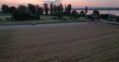 Steckborn yakınlarında gün batımında Untersee Gölü Constance 'ın çarpıcı insansız hava aracı videosu