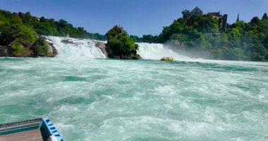 Gündüz vakti İsviçre 'de Ren Şelalesi yakınlarında tekne gezisi.