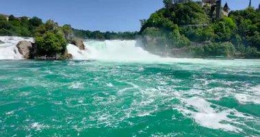 Gündüz vakti İsviçre 'de Ren Şelalesi yakınlarında tekne gezisi.