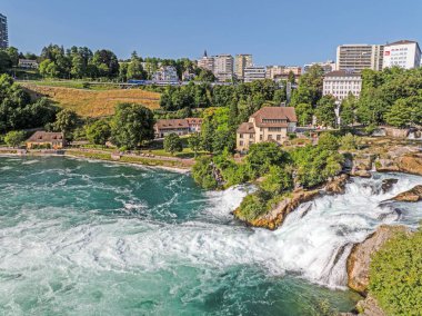 Schaffhausen İsviçre 'de Schloss Laufen ile Ren Şelalesi' nin hava manzarası. Görünürde kimse yok.