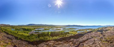 Thingvellir Ulusal Parkı İzlanda 'nın geniş manzarası. Göl, nehir ve ovaları mavi gökyüzünün altında.