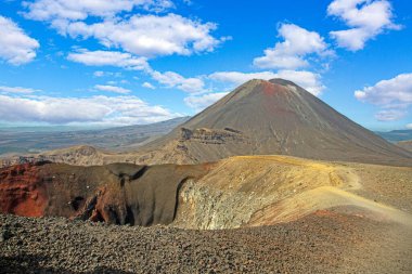 Ngauruhoe Dağı 'nın dik volkanik yamacındaki lav dokularının ve renklerinin detaylı görüntüsü