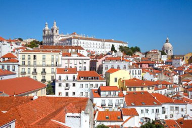 Sao Vicente kilisesi ve açık mavi gökyüzü olan Lizbon Alfama çatıları