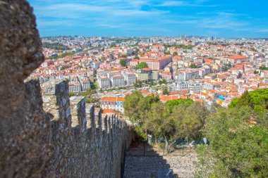 Lizbon Portekiz 'de ağaç ve kafelerle çevrili tarihi meydan