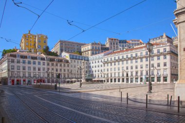 Lizbon Portekiz 'de sütun heykeli ve tipik binalarıyla ünlü Rossio Meydanı