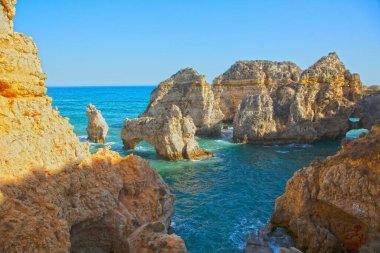 Ponta da Piedade Lagos Algarve 'deki berrak mavi sularda kaya oluşumları
