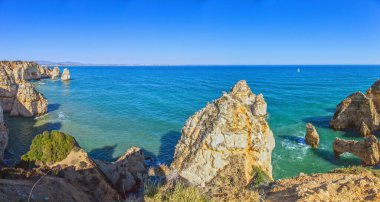 Algarve Portekiz 'de engebeli kıyı şeridi ve mavi Atlantik üzerinde geniş bir manzara