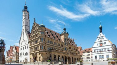 Rothenburg ob der Tauber 'in merkez meydanı. Mavi gökyüzünün altında gotik ve rönesans şehir merkezi.