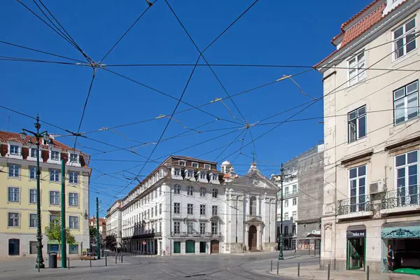 Praca do Municipio Lizbon 'daki eski kilise. Etrafı klasik bina ve tramvay kablolarıyla çevrili.