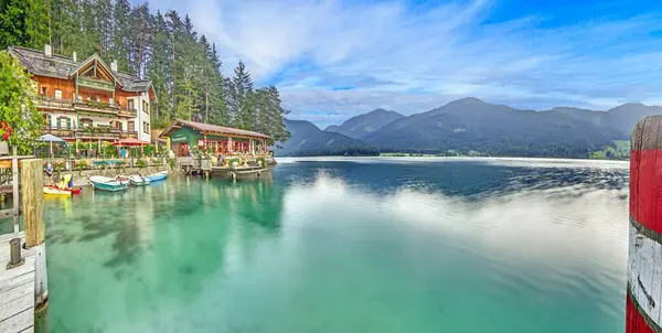 Carinthia 'daki Weissensee Gölü manzaralı açık mavi su ve orman tepeleriyle